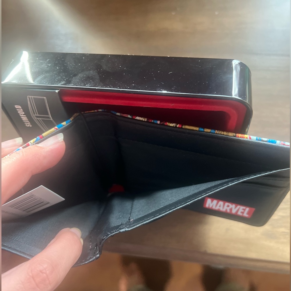 Marvel Captain America Bifold Slimfold Men Wallet In Collectible Tin Case NEW - Picture 4 of 7